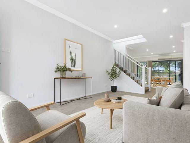 Townhouse for rent in Wollongong West, New South Wales