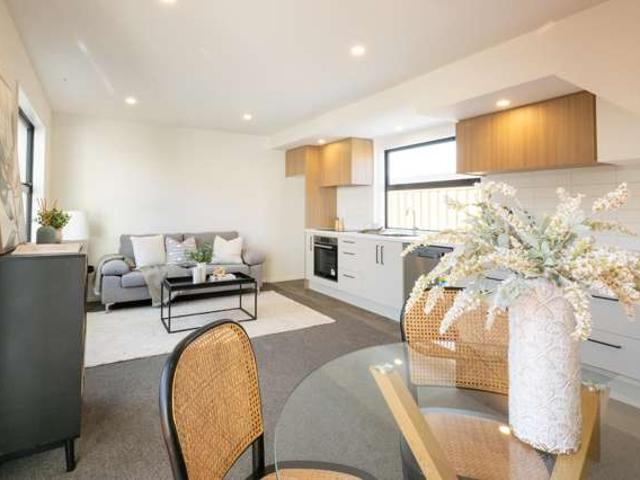 Townhouse for sale in Chaslands, Canterbury