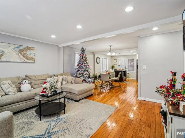House for sale in Elmwood Park, New Jersey