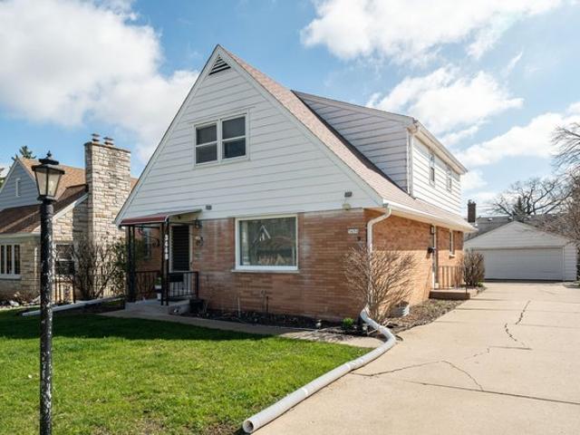 House for sale in Greenfield Park, Wisconsin