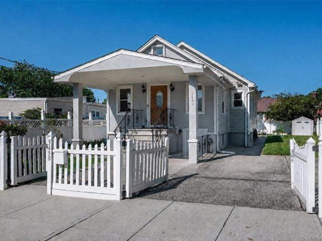 House for sale in The Bronx, Arverne