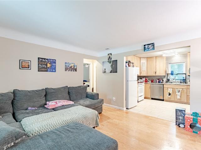 House for sale in Lakeline, Eastlake