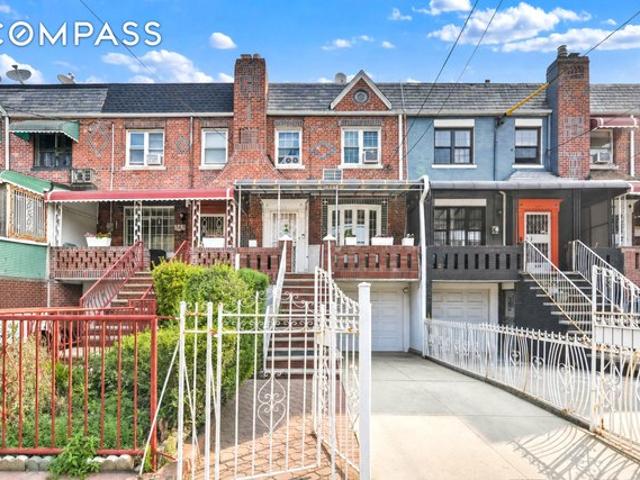 Townhouse for sale in Arverne, New York