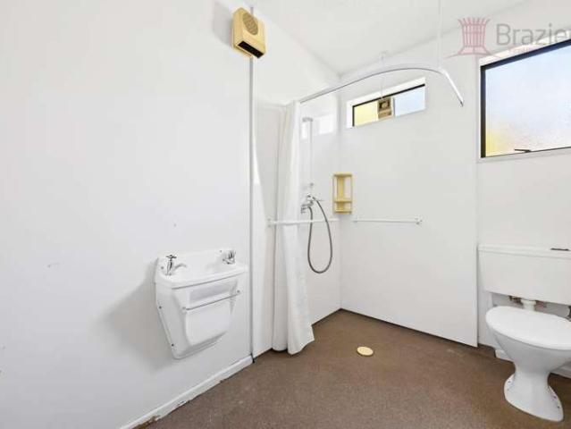 Townhouse for sale in Chaslands, Canterbury