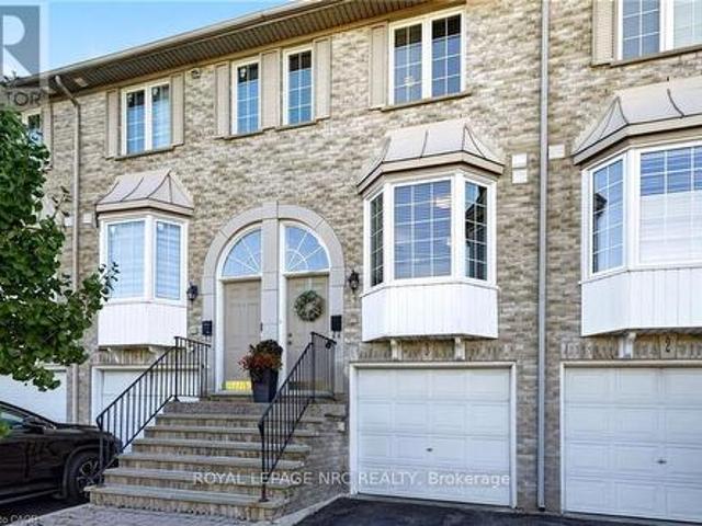 Townhouse for sale in Burlington, Golden Horseshoe