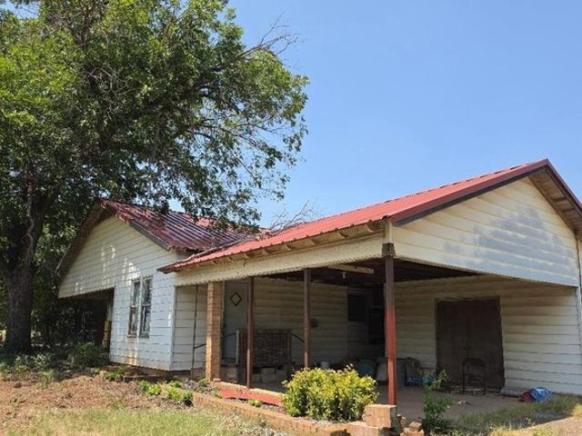 House for sale in Henrietta, Clay County