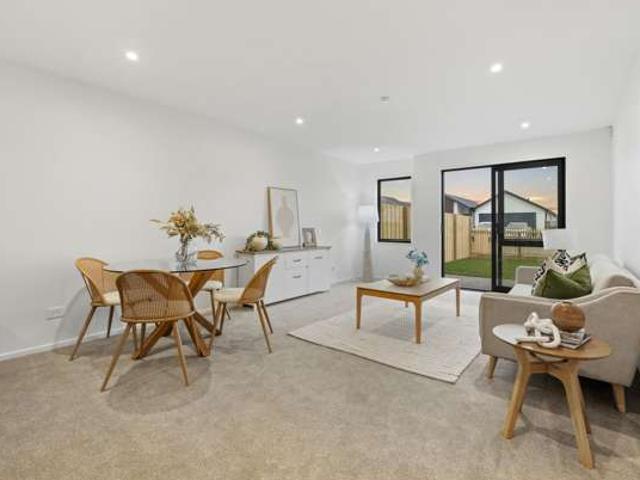 Townhouse for sale in Chaslands, Canterbury