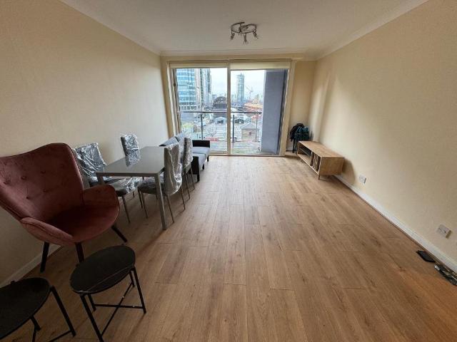 Apartment for rent in Boardwalk Place, Greater London