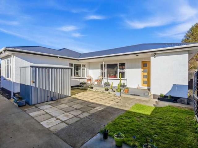Property for sale in Chaslands, Canterbury