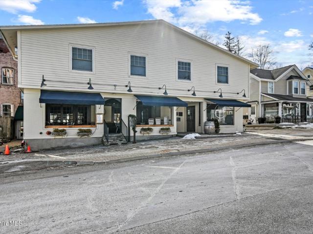Condo for sale in Lenox
