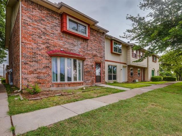 Townhouse for sale in Grand Prairie, Texas