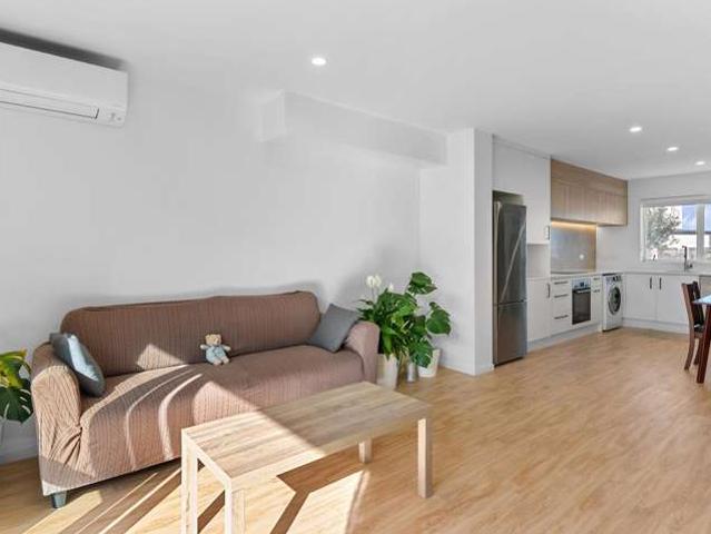 Townhouse for sale in Chaslands, Canterbury
