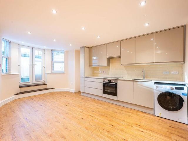 Apartment for rent in Brownswood Park, Greater London