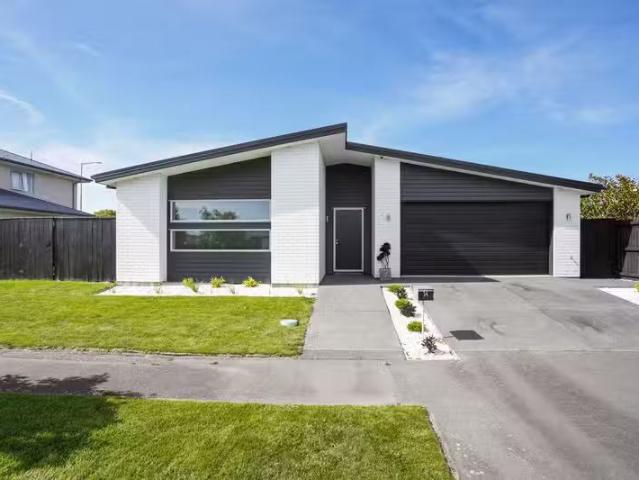 House for sale in Chaslands, Canterbury