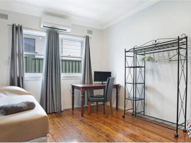 Room for rent in Wollongong West, New South Wales