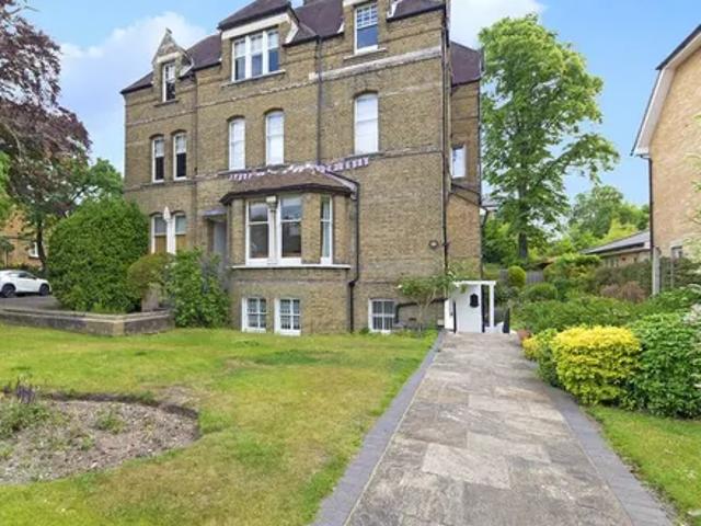 Apartment for rent in London Borough of Merton, Raynes Park