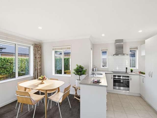 Apartment for sale in Chaslands, Canterbury