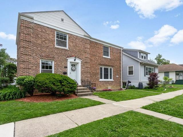 Townhouse for sale in Brookfield, Illinois