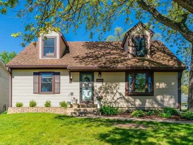House for sale in Island Lake, Illinois