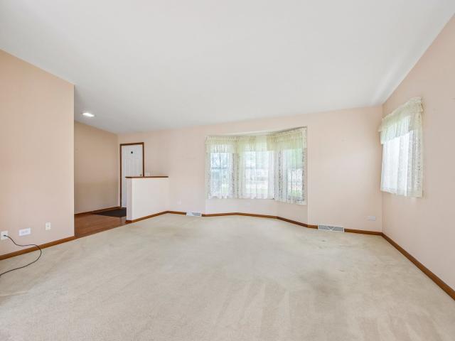 House for sale in Saddlebrook Farms, Round Lake Park