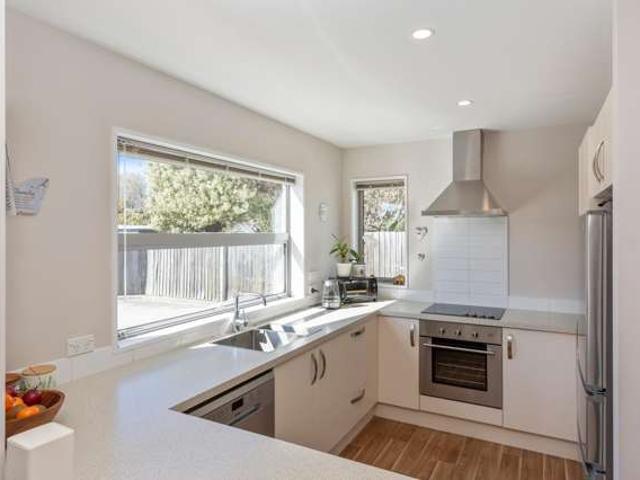 Apartment for sale in Chaslands, Canterbury