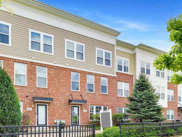 Townhouse for sale in Woodridge, Illinois