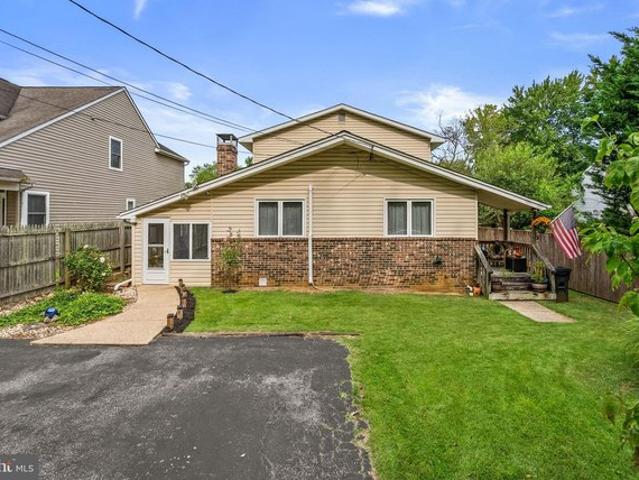 House for sale in Larkington, Edgewater