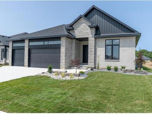 House for sale in Plympton–wyoming, Ontario