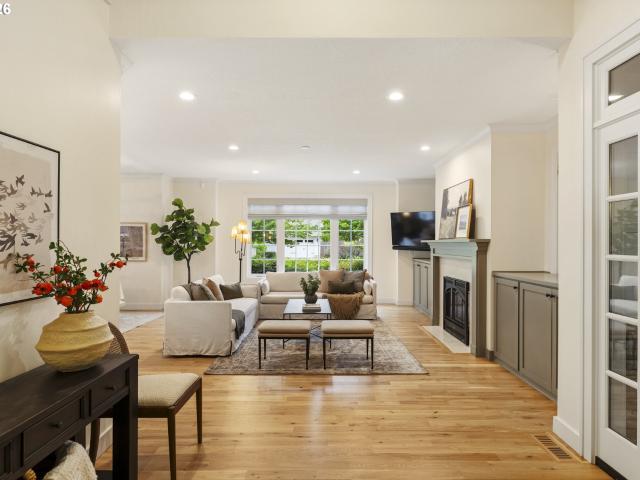 House for sale in Lake Grove, Lake Oswego