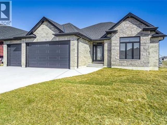 House for sale in Plympton–wyoming, Ontario