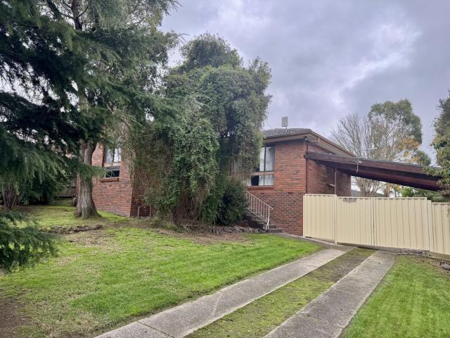 House for rent in Churchill, Victoria