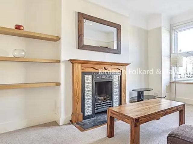 Apartment for rent in Summerstown, Greater London