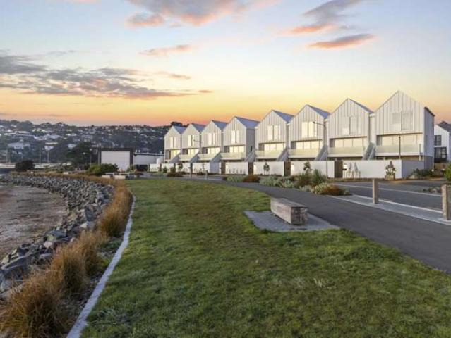 Townhouse for sale in Chaslands, Canterbury