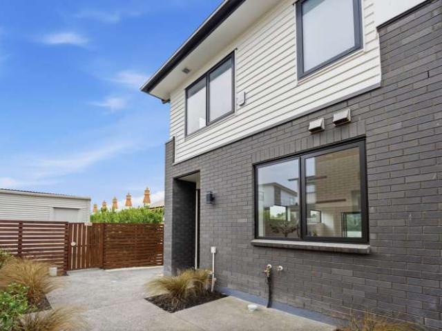 Townhouse for sale in Awhitu