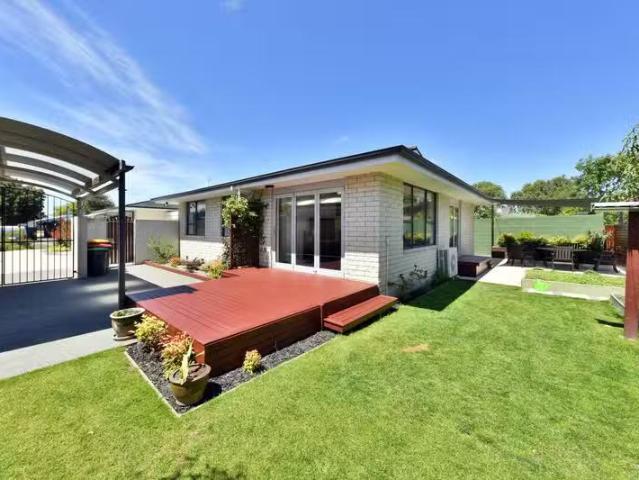 House for sale in Chaslands, Canterbury