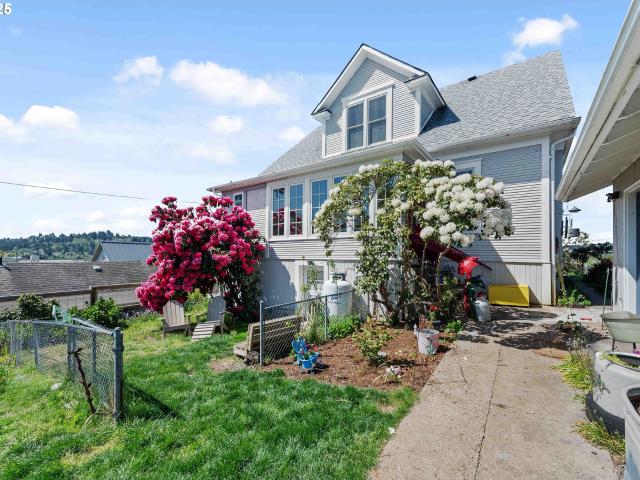 House for sale in Coos Bay