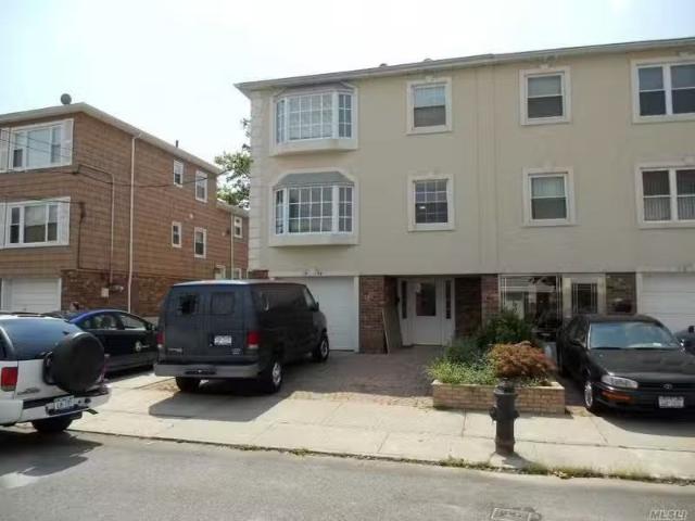 Condo for rent in Bayside