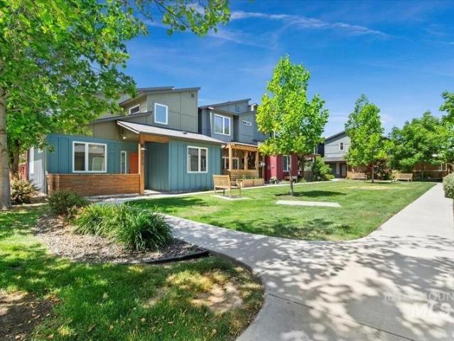 House for sale in Garden City
