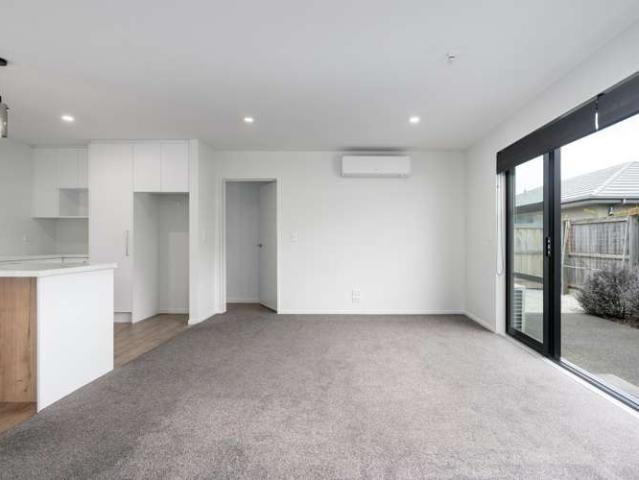 Townhouse for sale in Chaslands, Canterbury