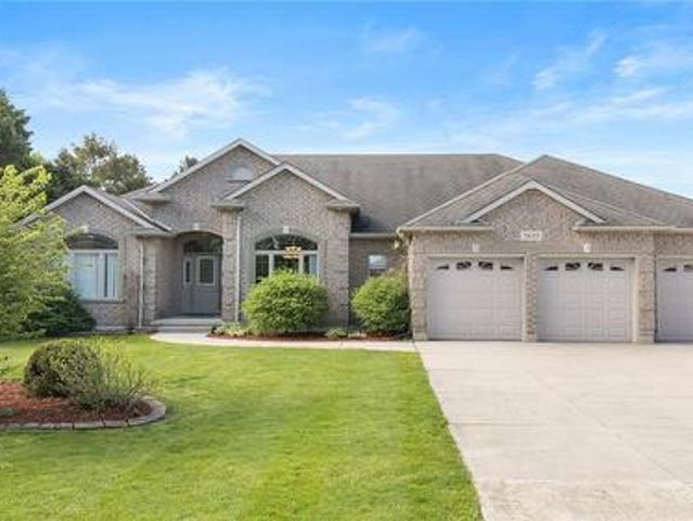 House for sale in Plympton–wyoming, Ontario