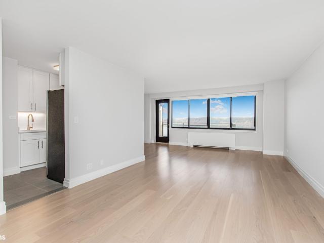 Property for sale in The Bronx, Arverne
