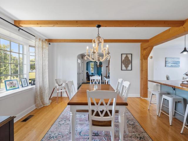 House for sale in Long Island, Gladys