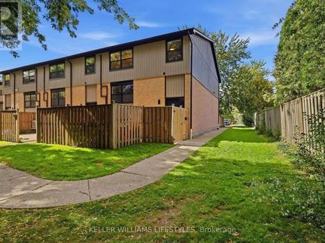 Townhouse for sale in Southcrest Estates, London