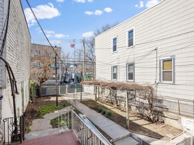 Townhouse for sale in Astoria