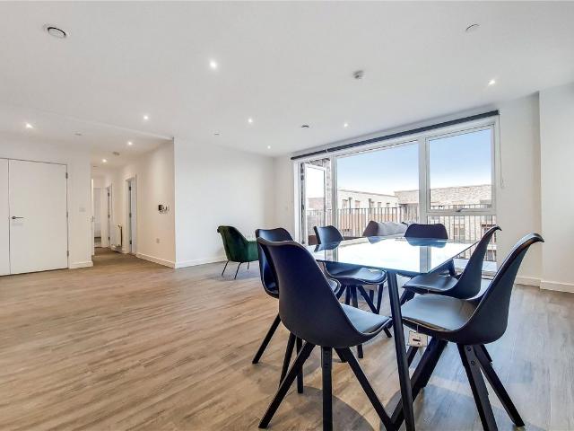 Apartment for rent in Roding Riverside, Greater London