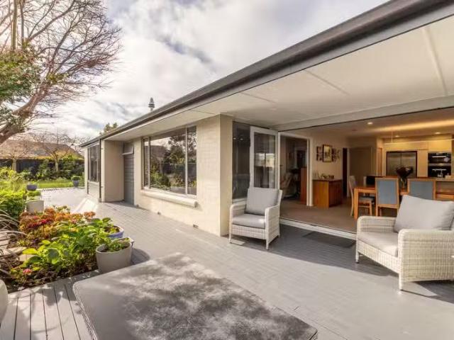 House for sale in Chaslands, Canterbury