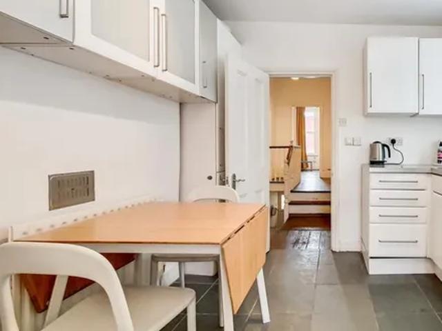 Apartment for rent in Brondesbury, Greater London