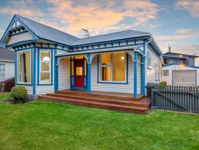 House for sale in Chaslands, Canterbury