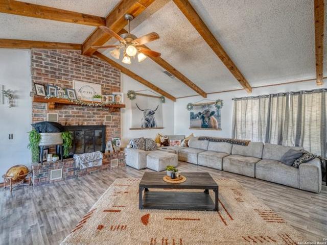 House for sale in Leakey, Real County