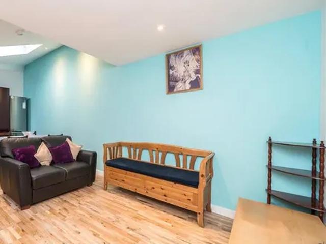 Apartment for rent in Summerstown, Greater London